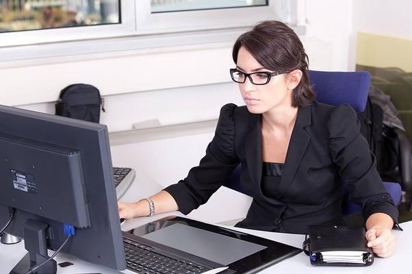 graduate-diploma-in-accounting-ara-lady-infront-of-computer-optimized-f