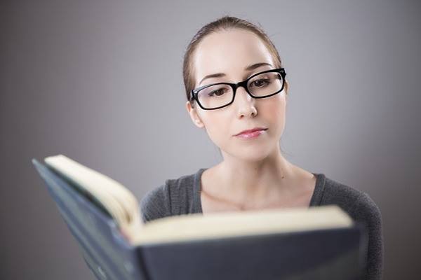graduate-diploma-in-applied-management-ara-lady-reading-a-book-optimized-f