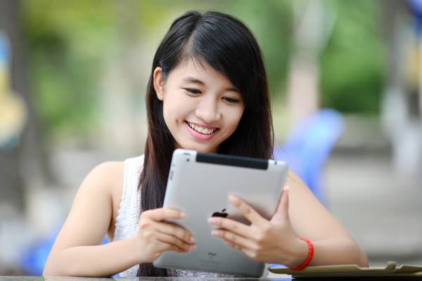 Graduate Diploma in Communication-Waikato Institute of Technology(WINTEC)-a-girl-with-ipad-optimized-f